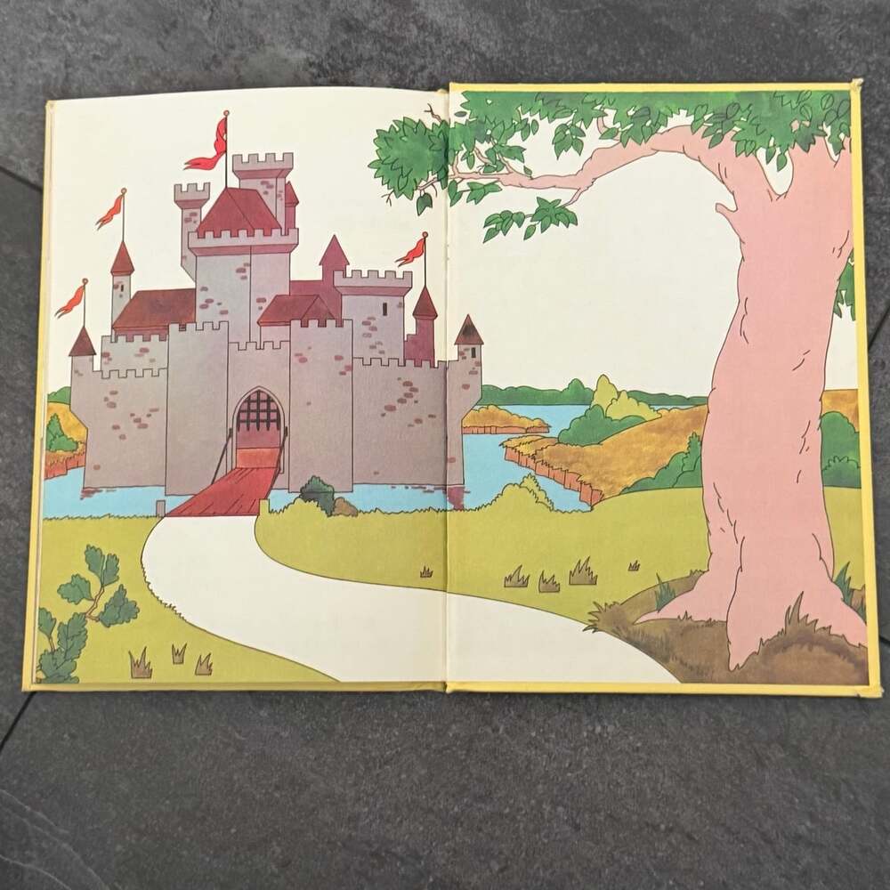 Disney's Wonderful World of Reading Books-Robin hood Saves The Day & Spins Gold - Picture 10 of 11